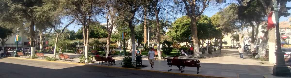 Piura-Plaza-Mayor.jpg This is the main plaza in Piura. This city has no large city-name sign.