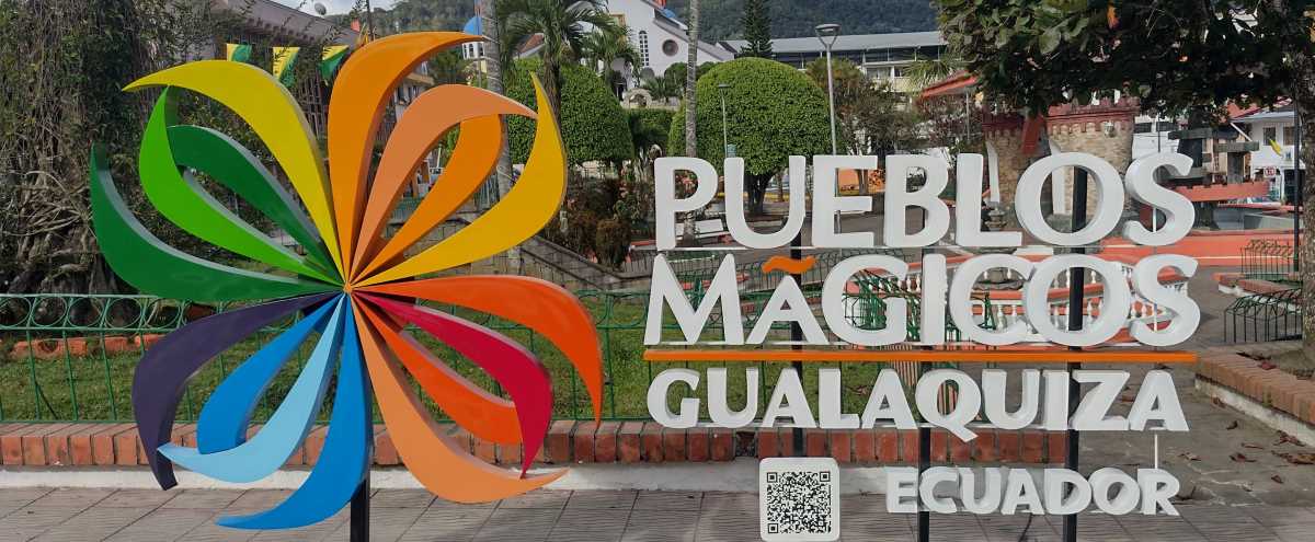 gualaquiza-sign.jpg The city name sign is in the Parque Central.