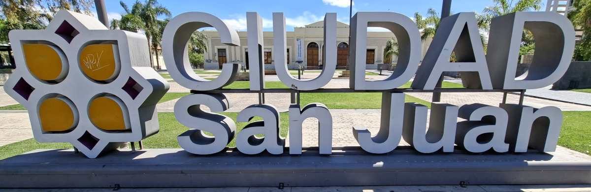 This city name sign is in Parque Bicentenario, there's another in Plaza 25 de Mayo and another in Parque Manuel Begrano.