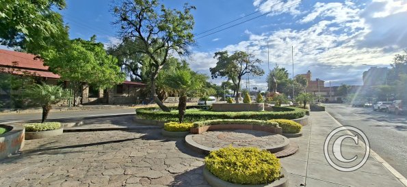 Plaza Esteban at Calle Plaza Estaban Arze and Av Aroma (3)
