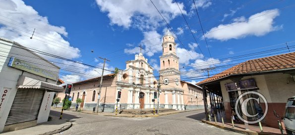 Iglesia de San Francisco at Calle Arenales and Calle Aroma