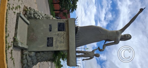 Monument to mothers on Av Viru Viru at Calle Junin