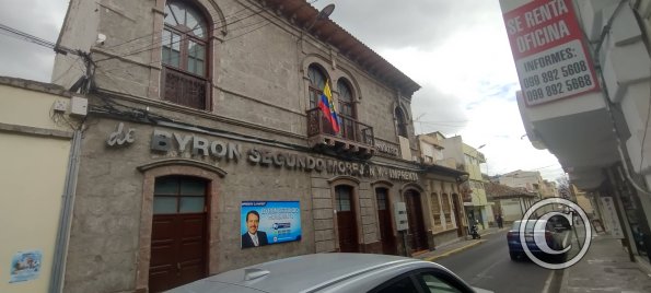 Old building on C Vicente Rocafuerte near Juan Leon Mera