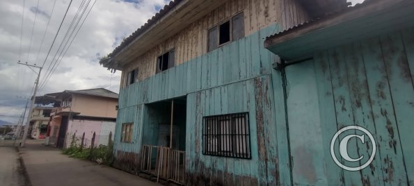 Old house on Edmundo Carvajal near Av. 3 de Noviembre