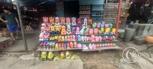 Street view, lots of ceramics (5)