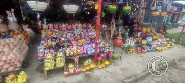 Street view, lots of ceramics (7)